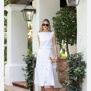 Sleeveless White slim top small iconic